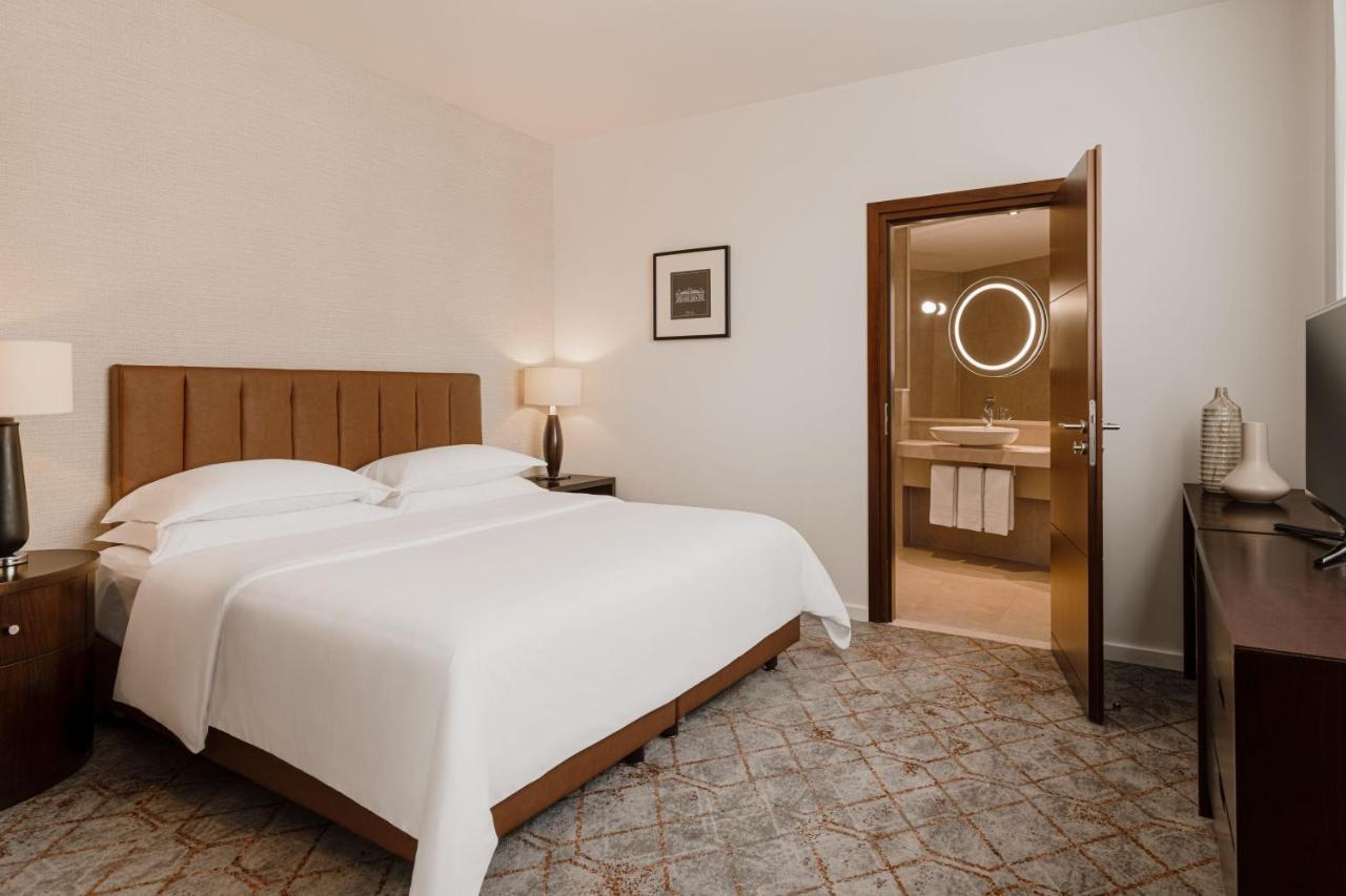Sheraton Poznan Hotel Экстерьер фото A bedroom at the hotel