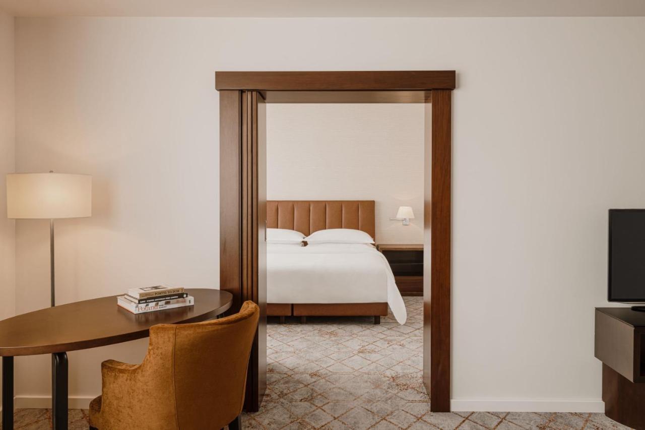 Sheraton Poznan Hotel Экстерьер фото A suite at the Hotel Zags
