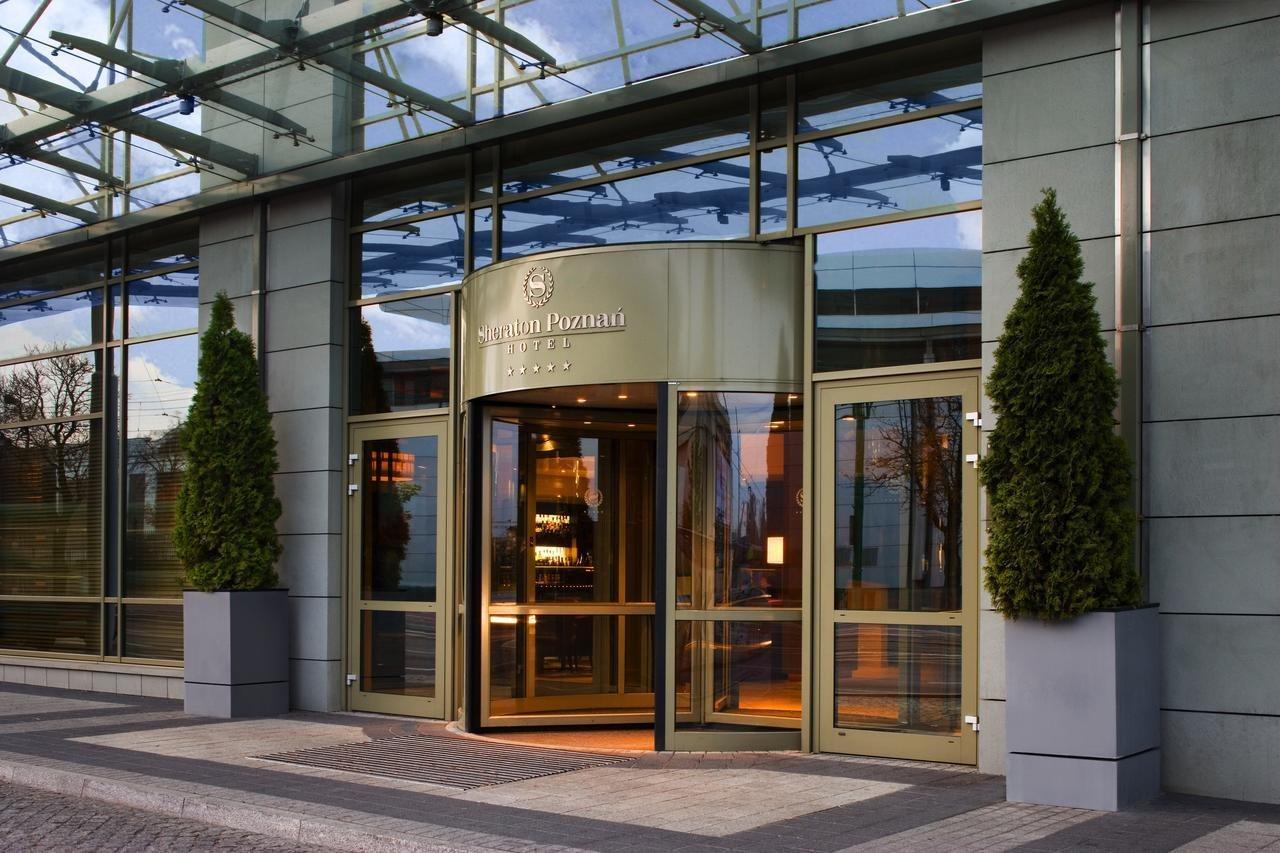 Sheraton Poznan Hotel Экстерьер фото Entrance to the hotel