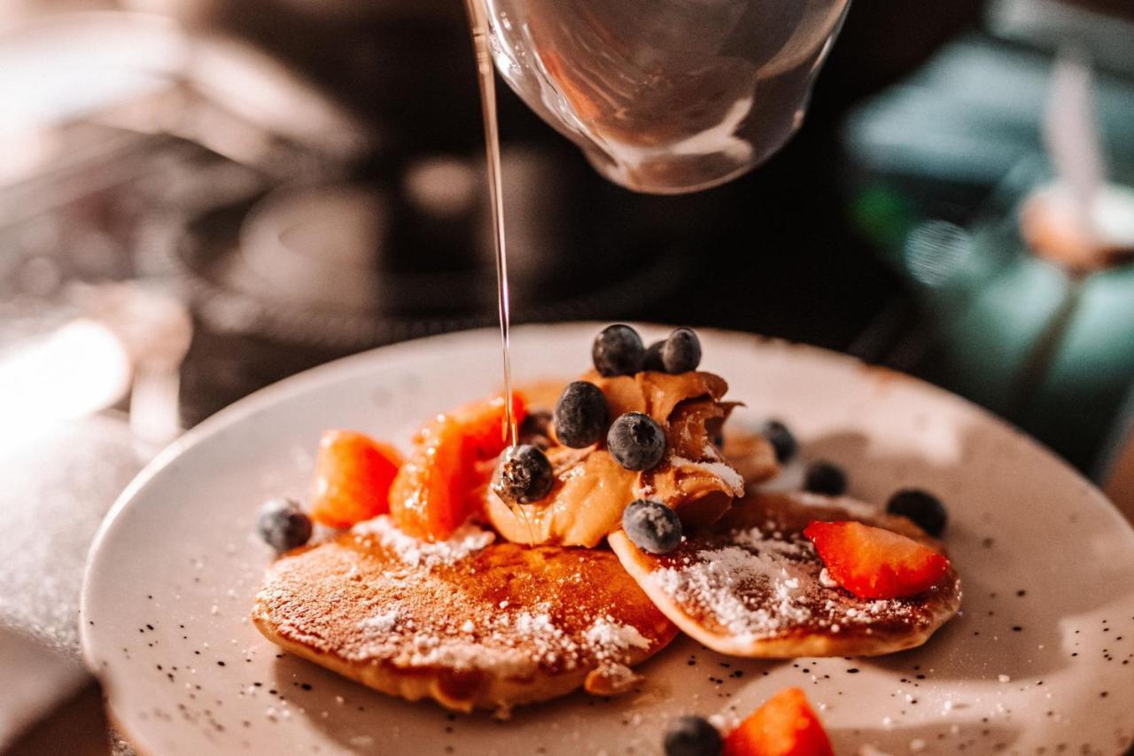 Sheraton Poznan Hotel Экстерьер фото Maple syrup being drizzled on a pancake