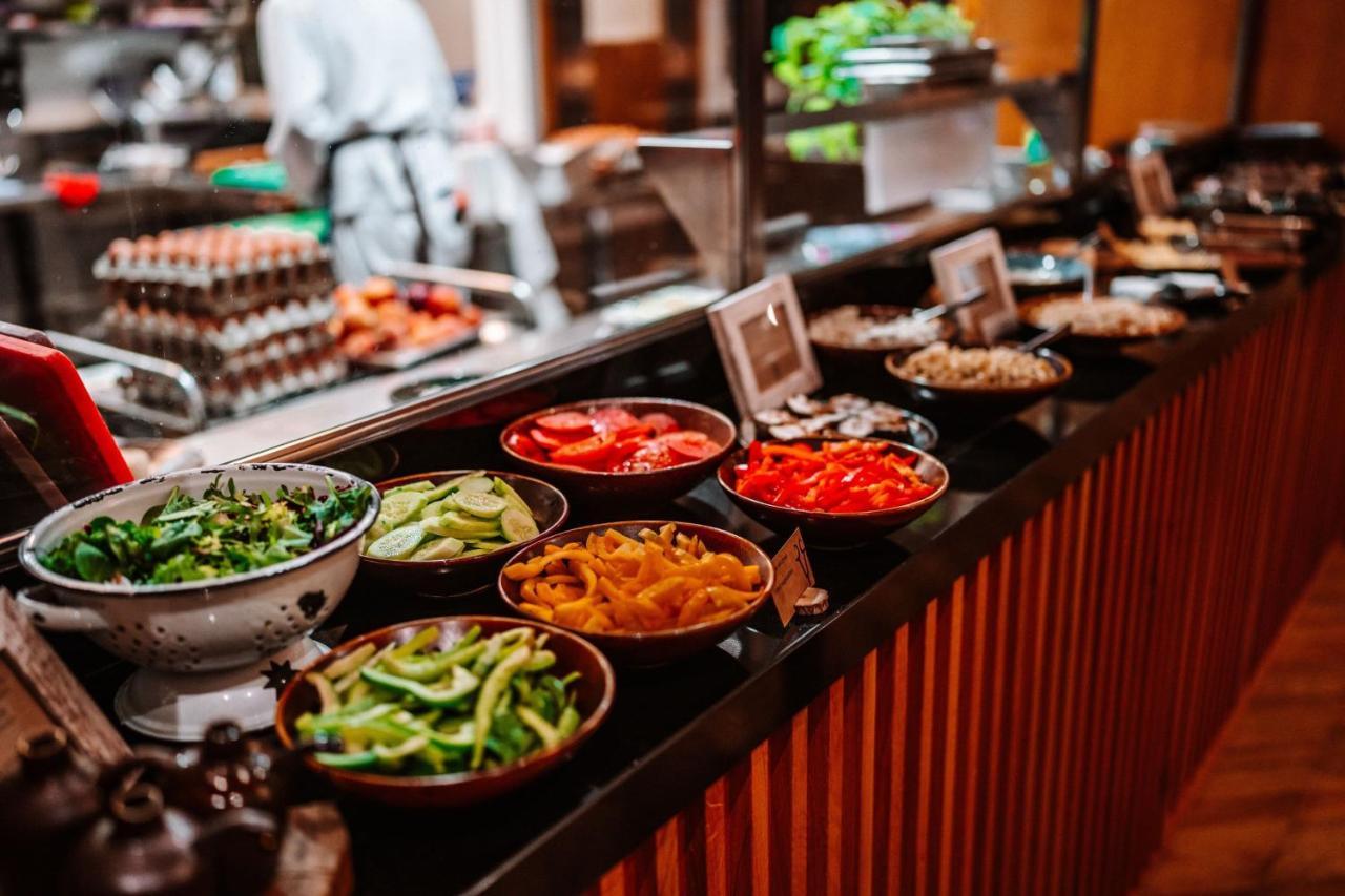 Sheraton Poznan Hotel Экстерьер фото A salad bar