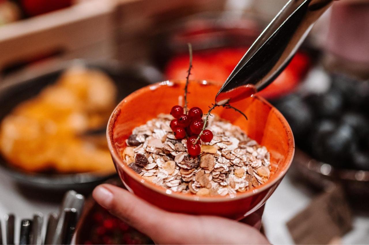 Sheraton Poznan Hotel Экстерьер фото A bowl of oatmeal with red currants
