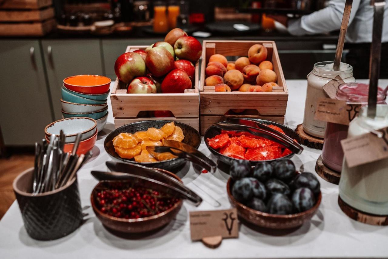 Sheraton Poznan Hotel Экстерьер фото Fruit and dried fruit at a buffet