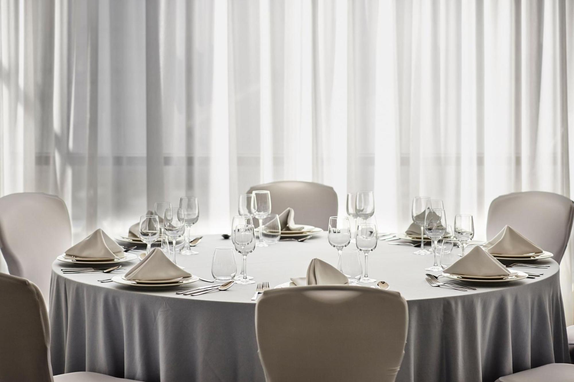 Sheraton Poznan Hotel Экстерьер фото A table set for a formal dinner