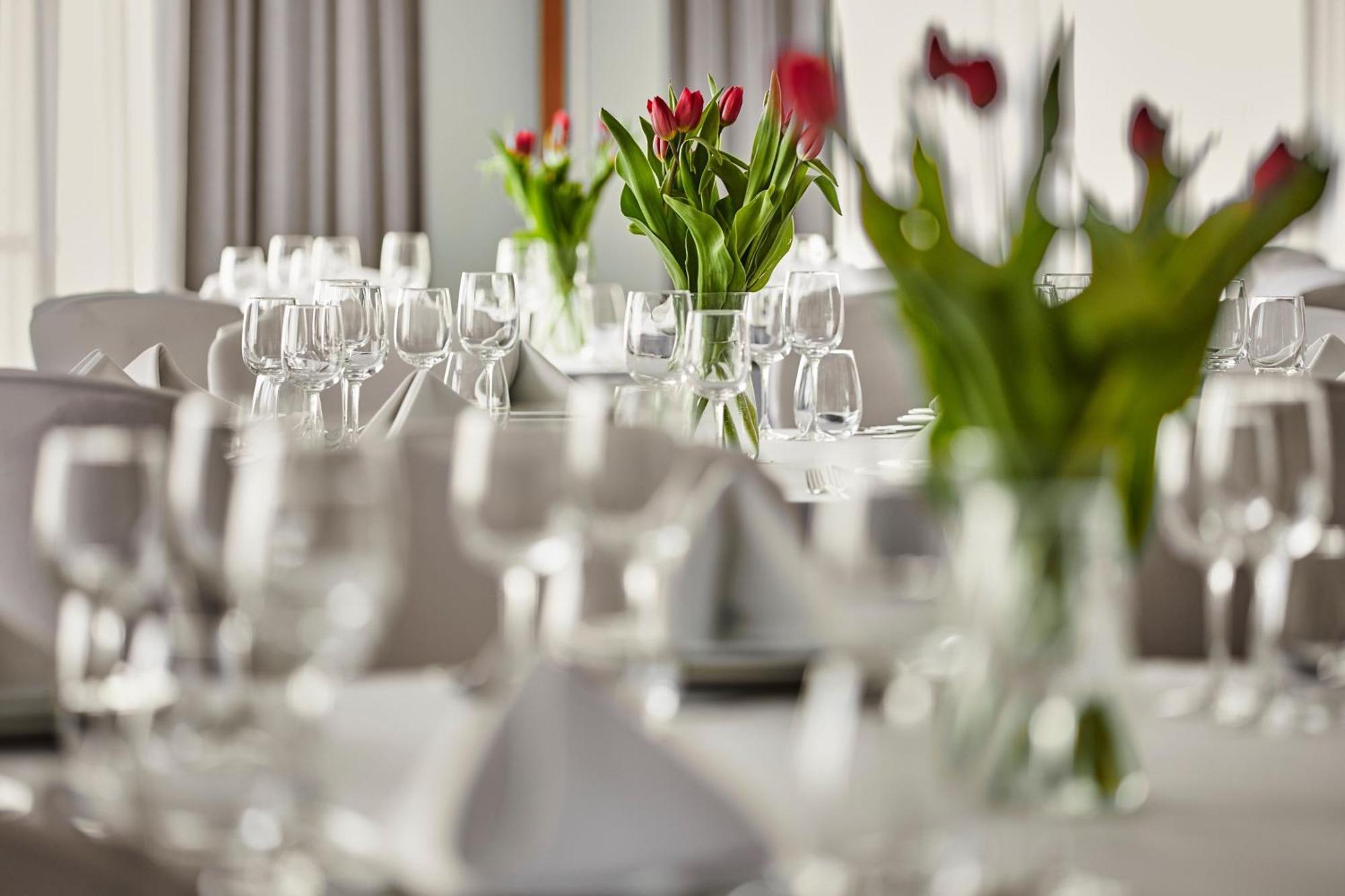 Sheraton Poznan Hotel Экстерьер фото A table set for a formal dinner