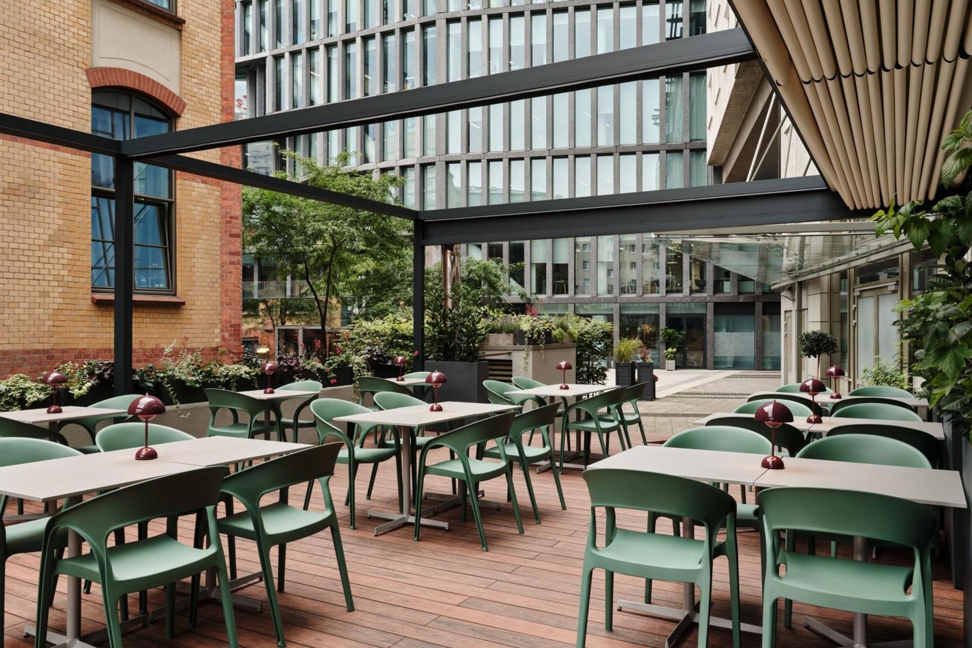 Sheraton Poznan Hotel Экстерьер фото The courtyard at the London Business School