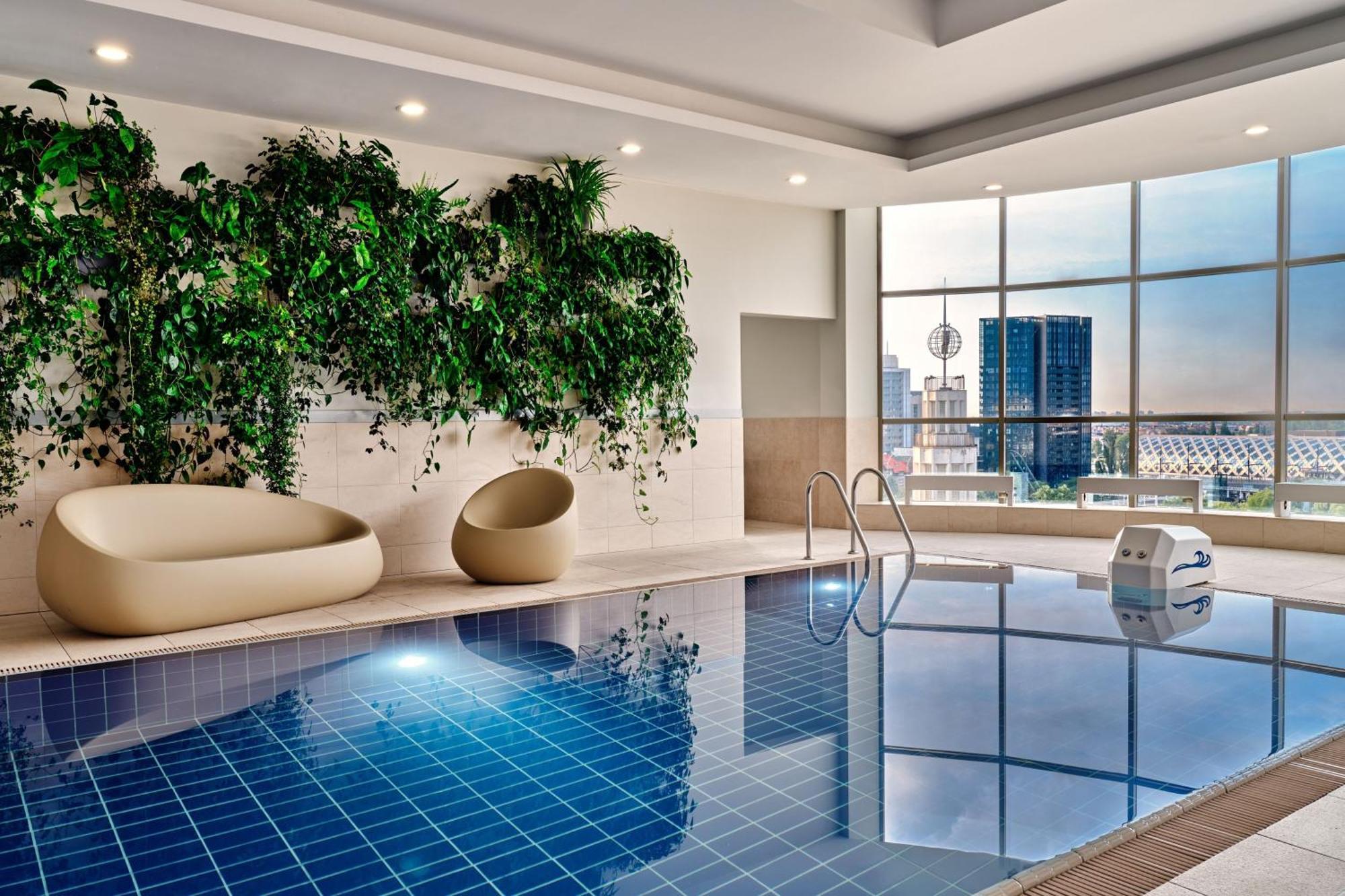 Sheraton Poznan Hotel Экстерьер фото The pool at the 101st floor
