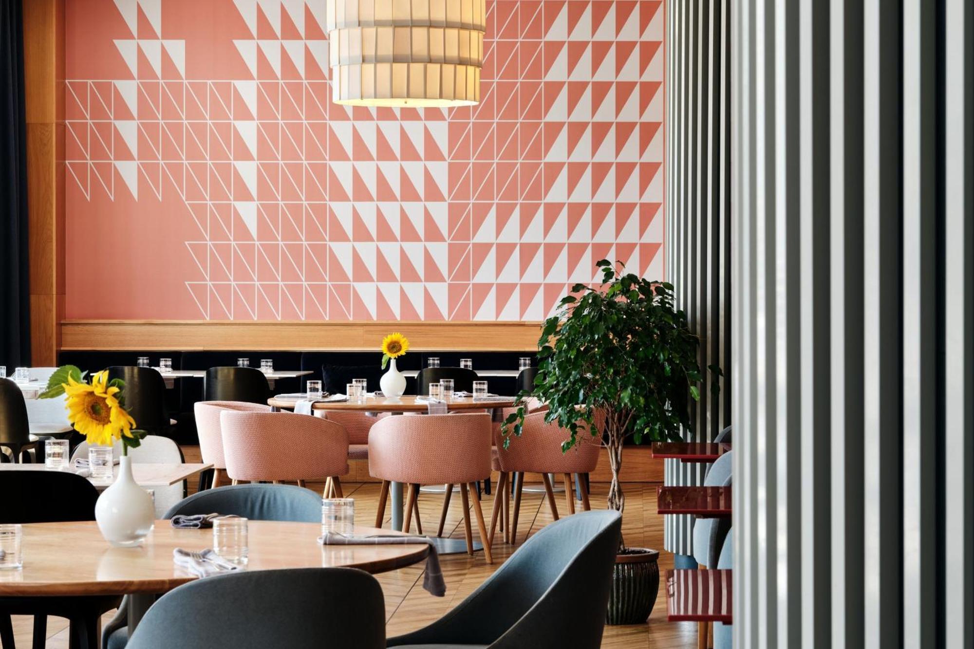 Sheraton Poznan Hotel Экстерьер фото Restaurant interior