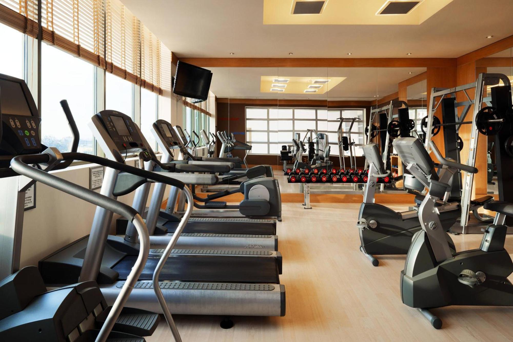 Sheraton Poznan Hotel Экстерьер фото A gym at a hotel