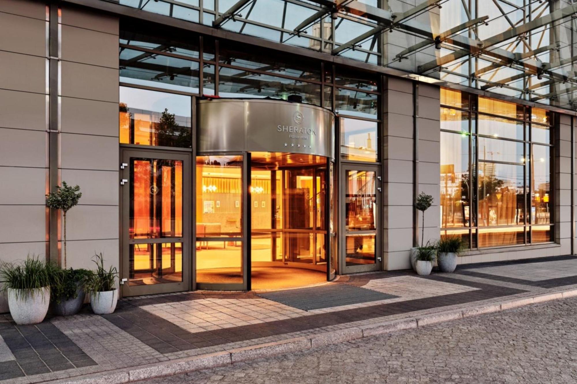 Sheraton Poznan Hotel Экстерьер фото Entrance to the hotel