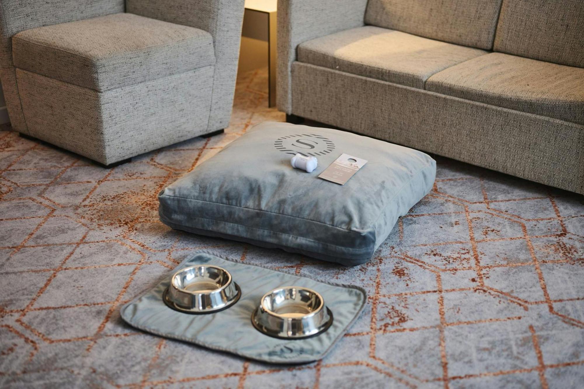 Sheraton Poznan Hotel Экстерьер фото A floor cushion