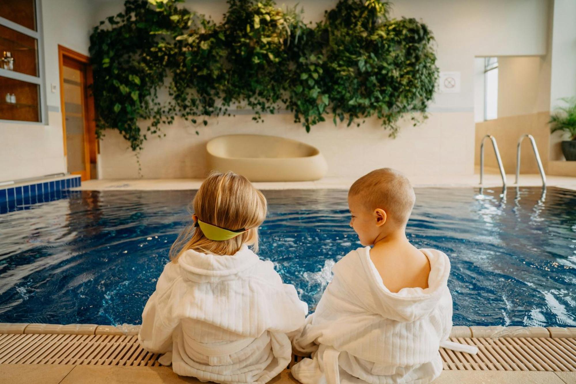 Sheraton Poznan Hotel Экстерьер фото Children in bathrobes