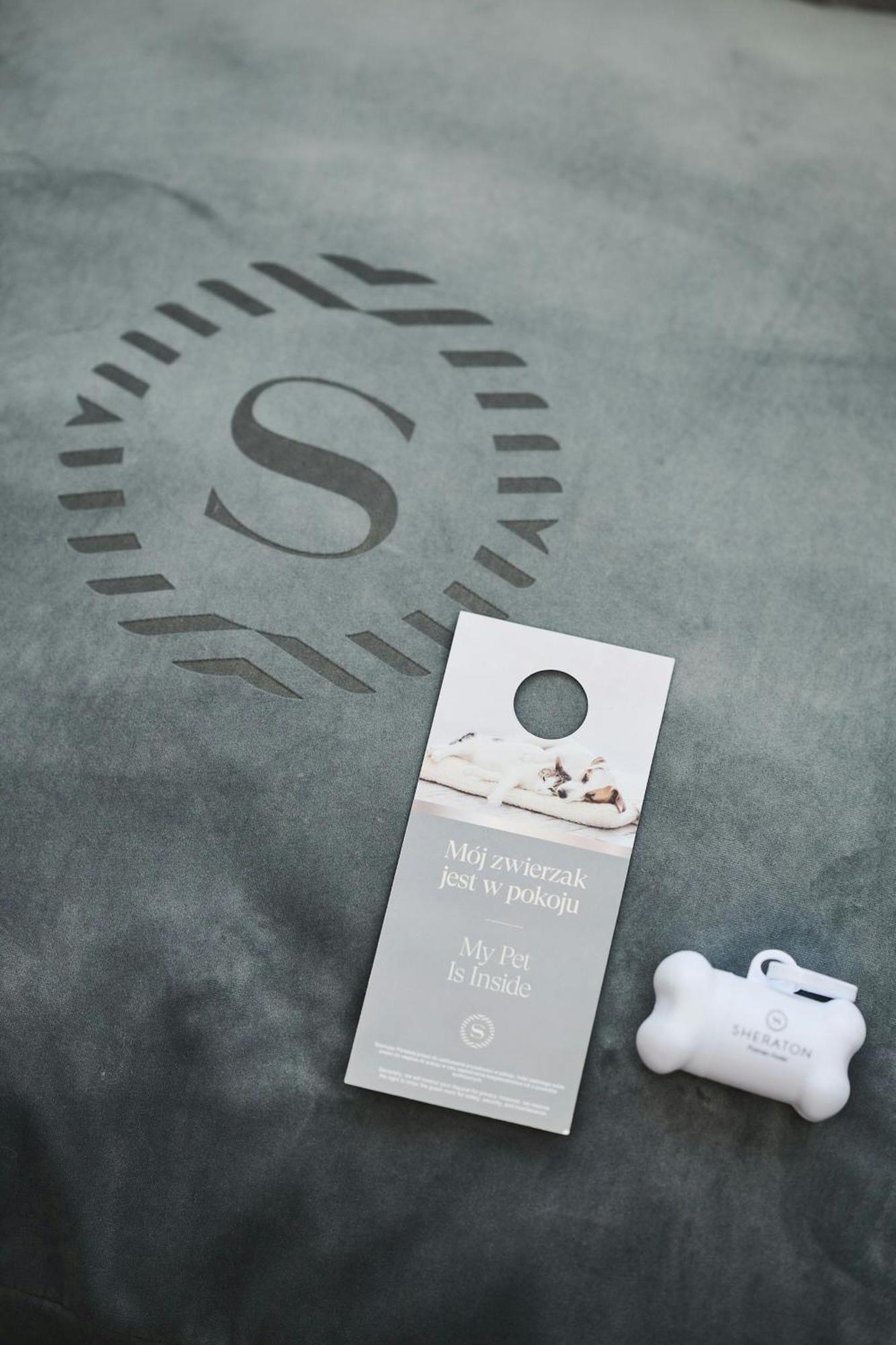 Sheraton Poznan Hotel Экстерьер фото A door hanger