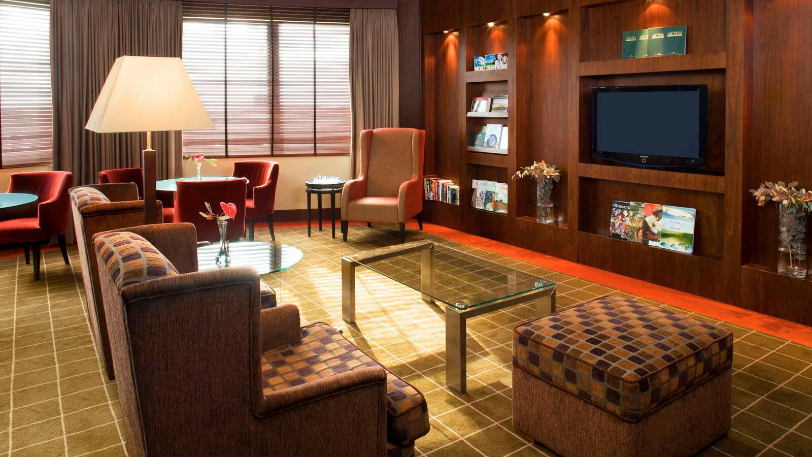 Sheraton Poznan Hotel Экстерьер фото The Club at London Heathrow Airport